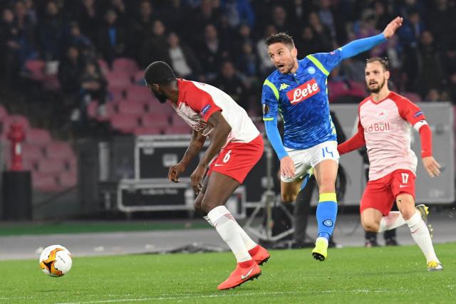 梅西社交媒体晒图 球场边悠闲喝茶发型梦回2018